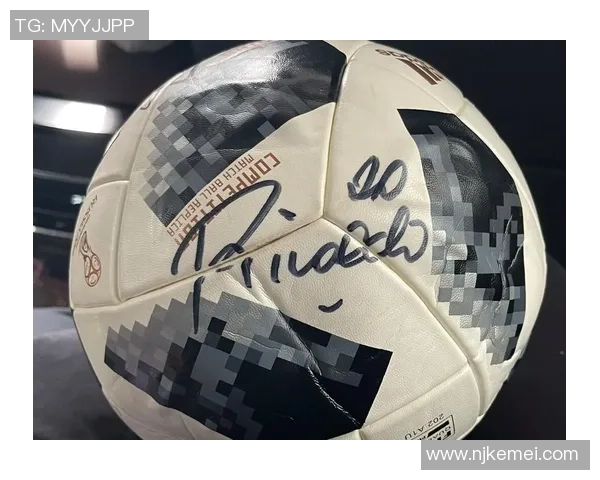 足球明星在街头的真实瞬间路人视角下的精彩捕捉与故事分享